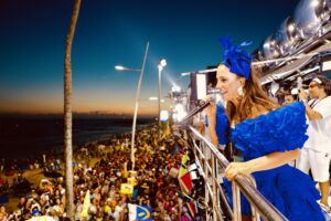 Foto da cantora Ivete Sangalo em cima do trio elétrico no Carnaval de Salvador